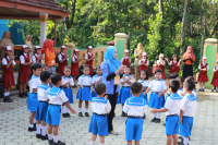 Ice Breaking bersama siswa SD dan TK (Dokumentasi : Masruchin – Fotografer Rombel 12)