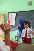 Chelsea ikut membantuku bertanya tentang cita-cita temannya