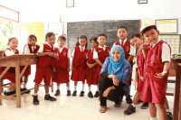 Berfoto bersama siswa setelah menyebutkan cita-cita (Dokumentasi : Masruchin – Fotografer Rombel 12)