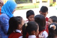 Memberikan tugas penelitian kepada siswa kelas 3-4 (Dokumentasi : Masruchin – Fotografer Rombel 12)