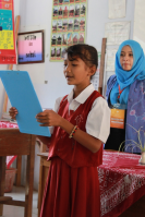 Presentasi biodata kelas 5 (Dokumentasi : Masruchin – Fotografer Rombel 12)