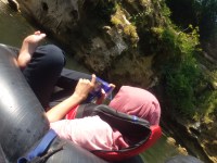 Netizen Banget, Update Status di Atas Ban Pelampung