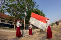 Upacara di SDN Jogodalu, dengan Bendera Peach - Putih