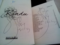 Bisa dapat tanda tangan di 2 buku aja udah seneng 