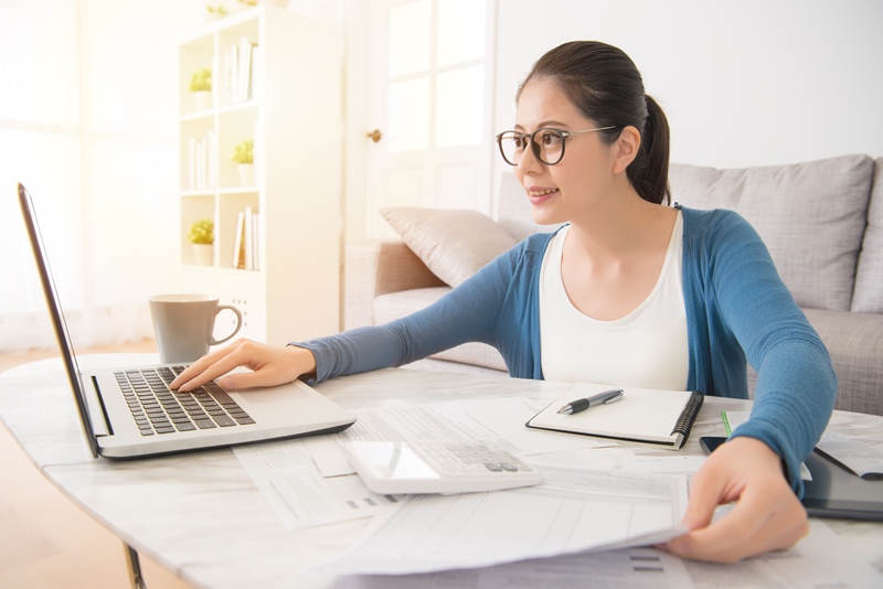 Beda Perempuan Lajang dan Ibu dalam Mengatur Keuangan